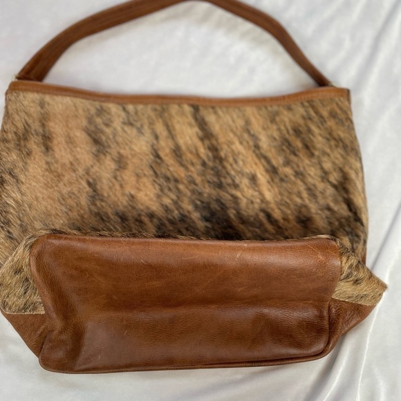 Tan and Brown Hobo Bag with Elegant Design - Picture 7 of 8